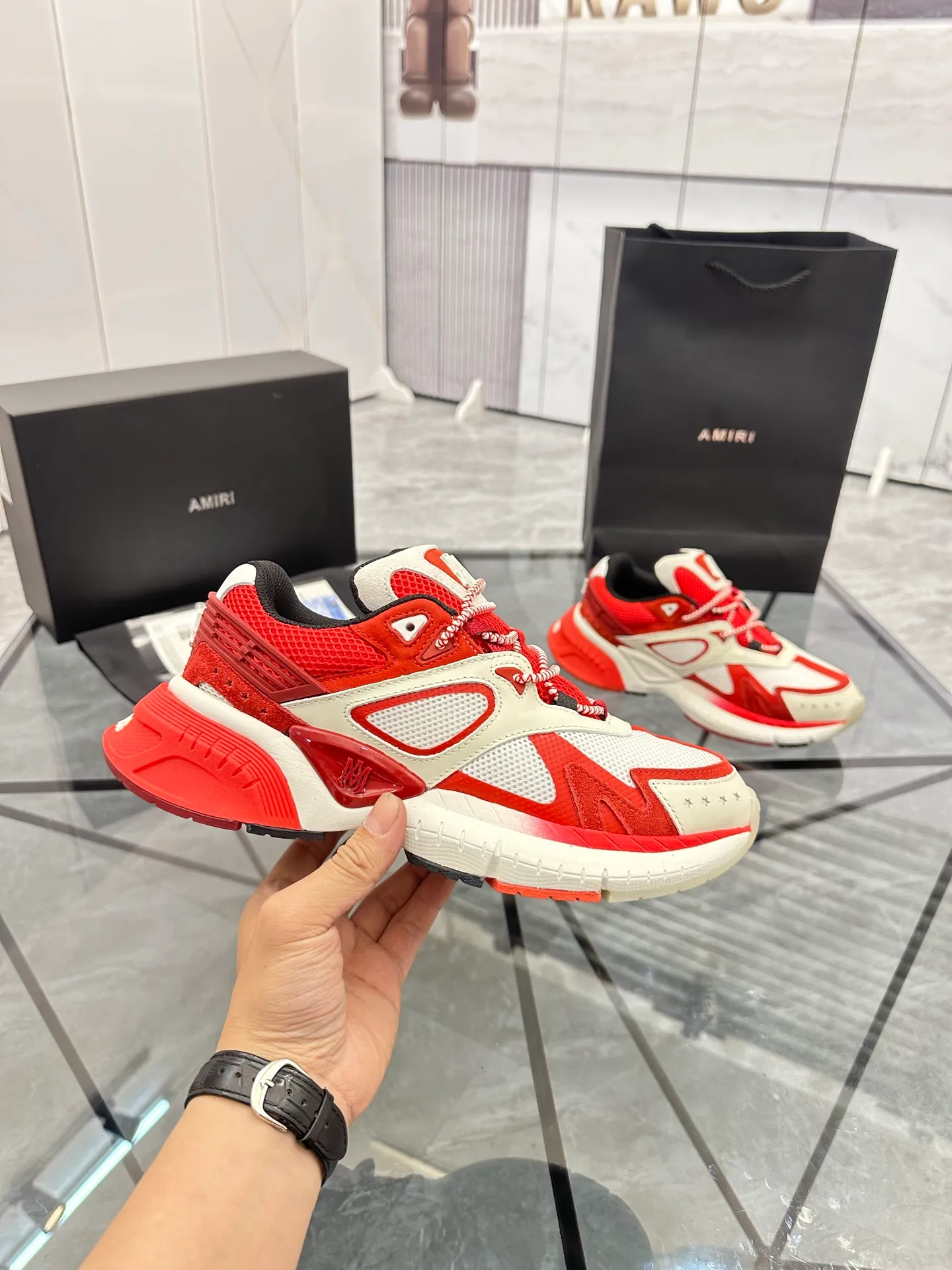 Men's shoes: 💰P720¥ Guangzhou top quality Product trademark: AMIRI* "Amir*" low-top casual shoes Regular size: 39-44 (can be customized to 45) Product materials: upper imported first-layer cowhide stitching original material, breathable lining, original outsole. Number: 525